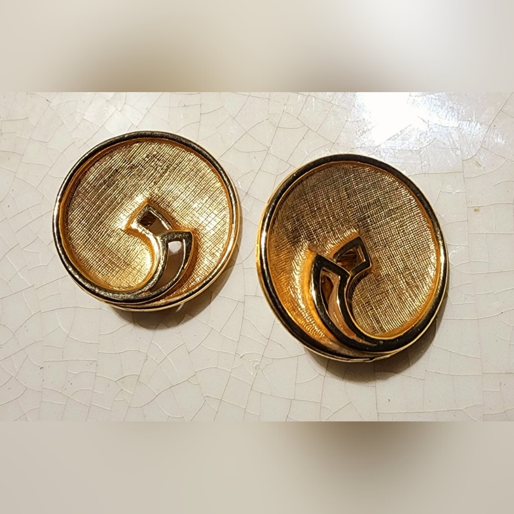 Vintage Emmons 60s, 70s Circular mid century modern gold tone clip on earrings